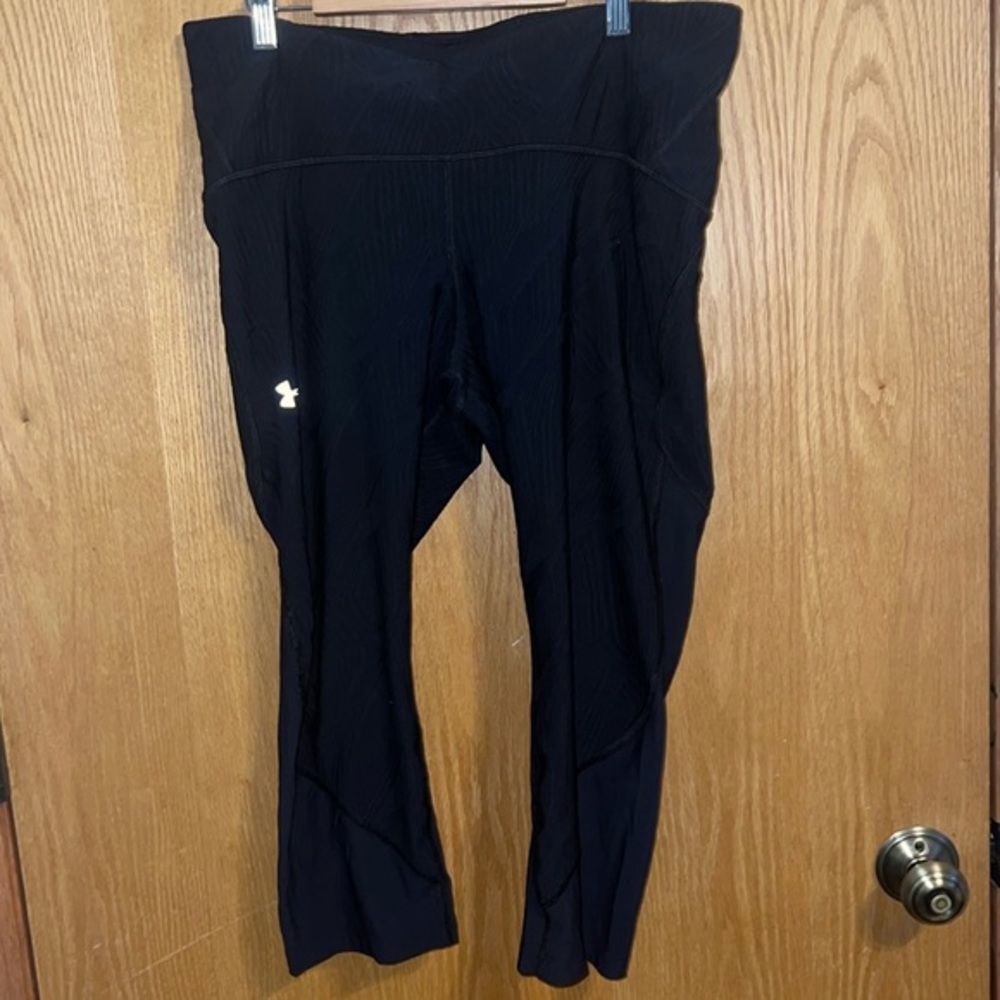 Under Armor compression workout Capri in size XL‎ extra large. Embossed details